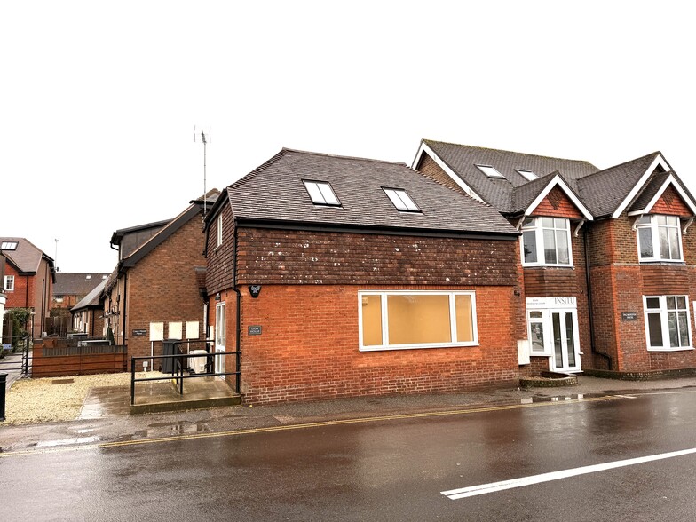 The St, Cowfold à louer - Photo du bâtiment - Image 1 de 2