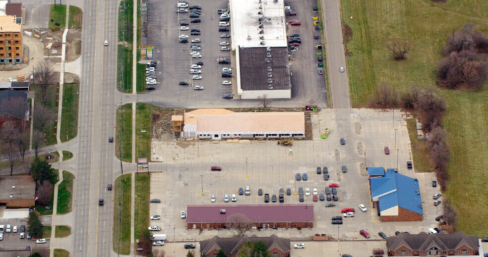 42365 Garfield Rd, Clinton Township, MI à louer - Photo de construction - Image 3 de 3