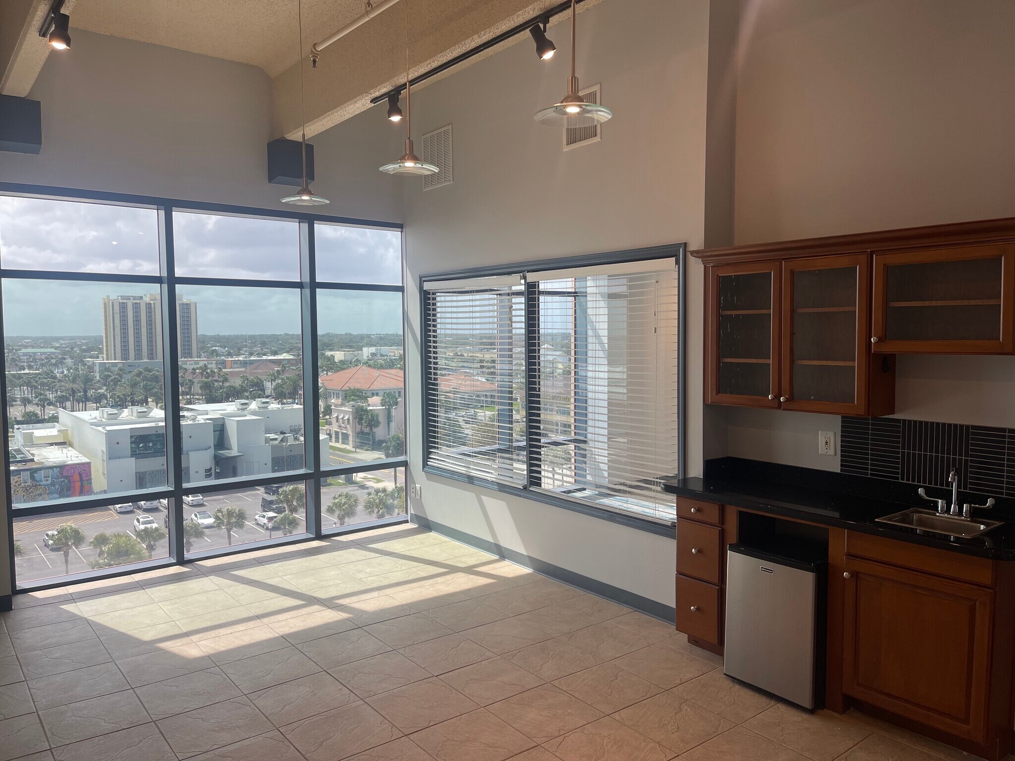 320 1st St N, Jacksonville Beach, FL for lease Interior Photo- Image 1 of 10