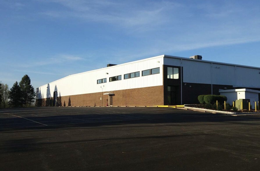 57 Grumbacher Rd, York, PA for lease - Building Photo - Image 2 of 5