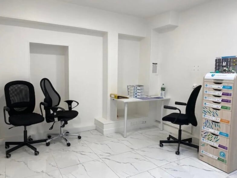 54 Bis Rue Louis Rouquier, Levallois-Perret for sale - Building Photo - Image 2 of 5