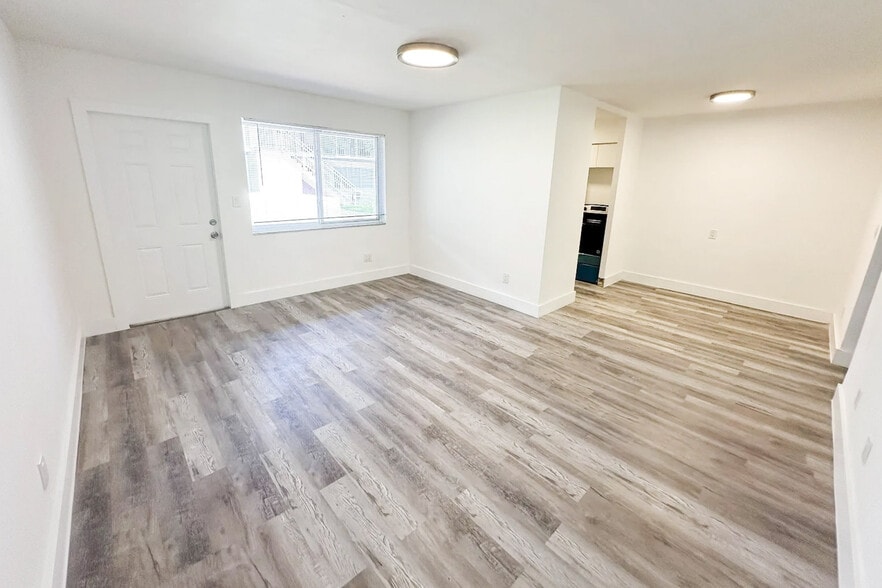 1989 N Glades Dr, North Miami Beach, FL for sale - Interior Photo - Image 3 of 6