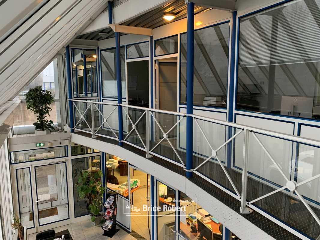 Bureau dans Vaulx-en-Velin à louer Photo du bâtiment- Image 1 de 3