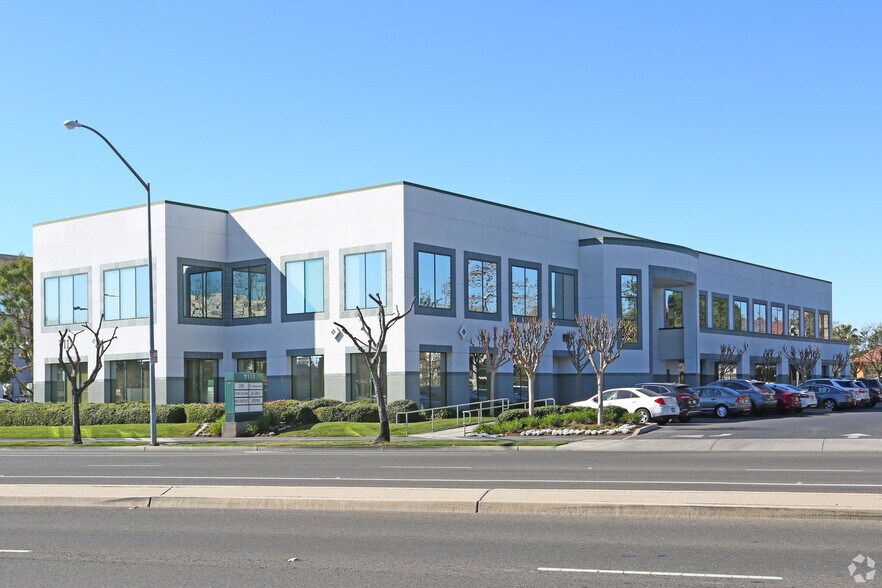 7111 N Fresno St, Fresno, CA à louer - Photo du bâtiment - Image 2 de 22