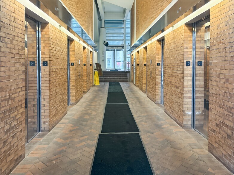 110 E Wayne St, Fort Wayne, IN à louer - Photo intérieure - Image 2 de 3