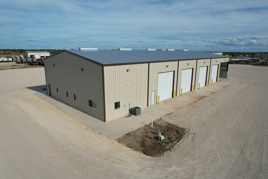 772 County Road 429, Pleasanton, TX for lease - Building Photo - Image 2 of 17