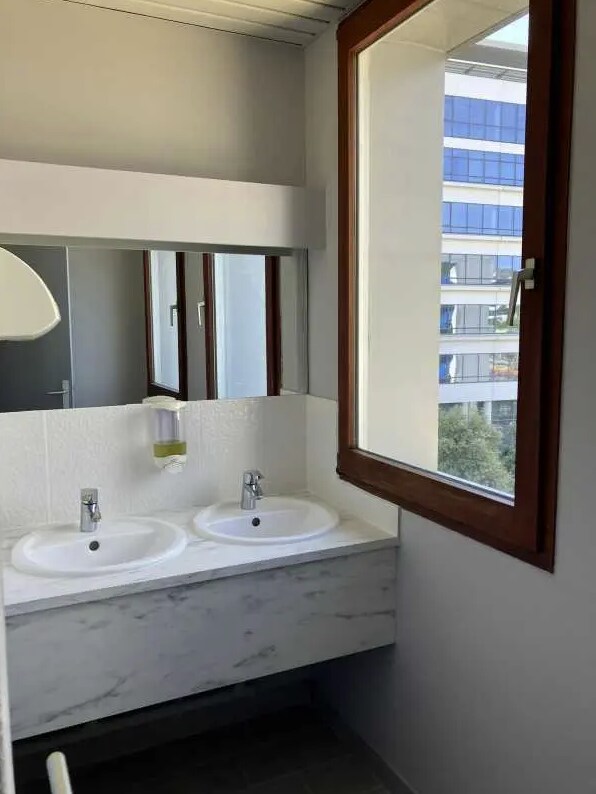 Office in Colombes for lease Interior Photo- Image 1 of 2