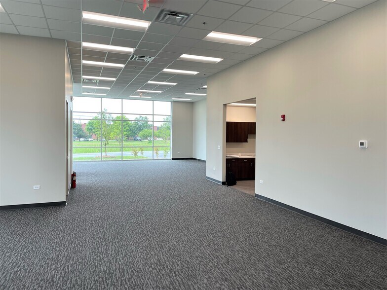 348 Charles Ct, West Chicago, IL à louer - Photo du bâtiment - Image 1 de 2