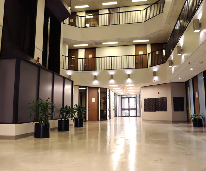 2600 S Loop W, Houston, TX for lease - Lobby - Image 3 of 5