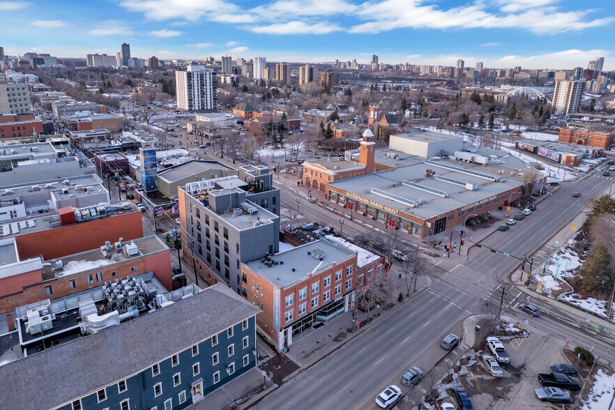 8230 Gateway Blvd NW, Edmonton, AB à vendre - Photo du bâtiment - Image 2 de 8
