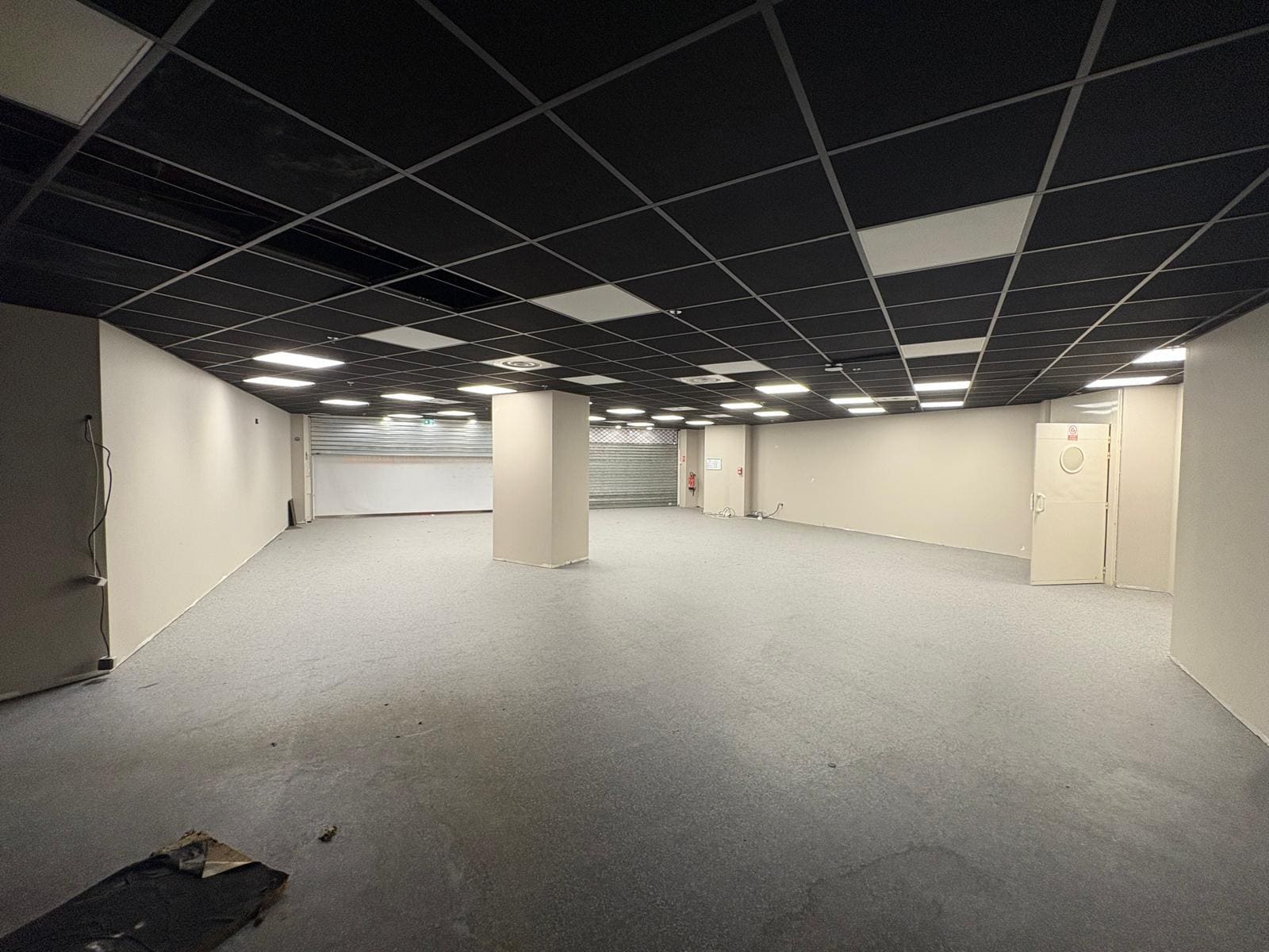 Retail in Paris for lease Interior Photo- Image 1 of 5