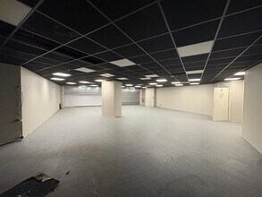 Retail in Paris for lease Interior Photo- Image 1 of 5