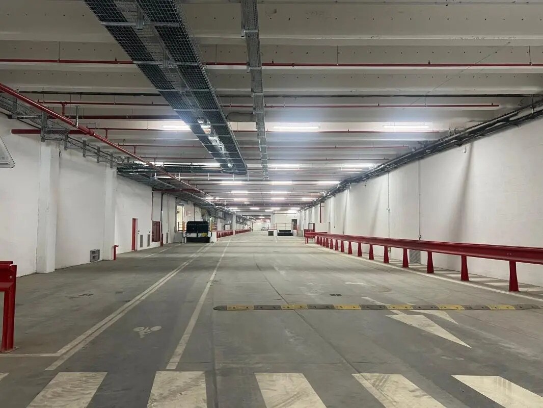 Industrial in Paris for lease Building Photo- Image 1 of 10