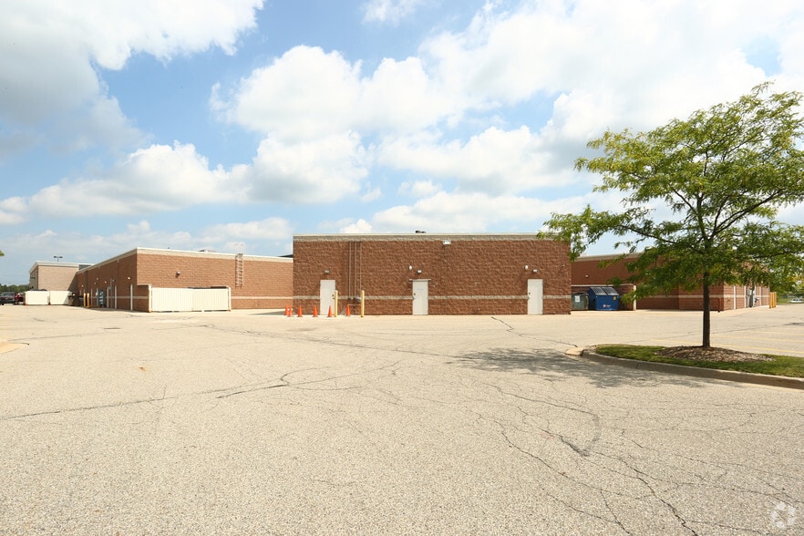 501-647 N Marketplace Blvd, Lansing, MI for lease - Building Photo - Image 3 of 7