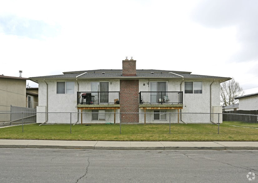 8 Huntley Close NE, Calgary, AB à vendre - Photo du bâtiment - Image 2 de 3