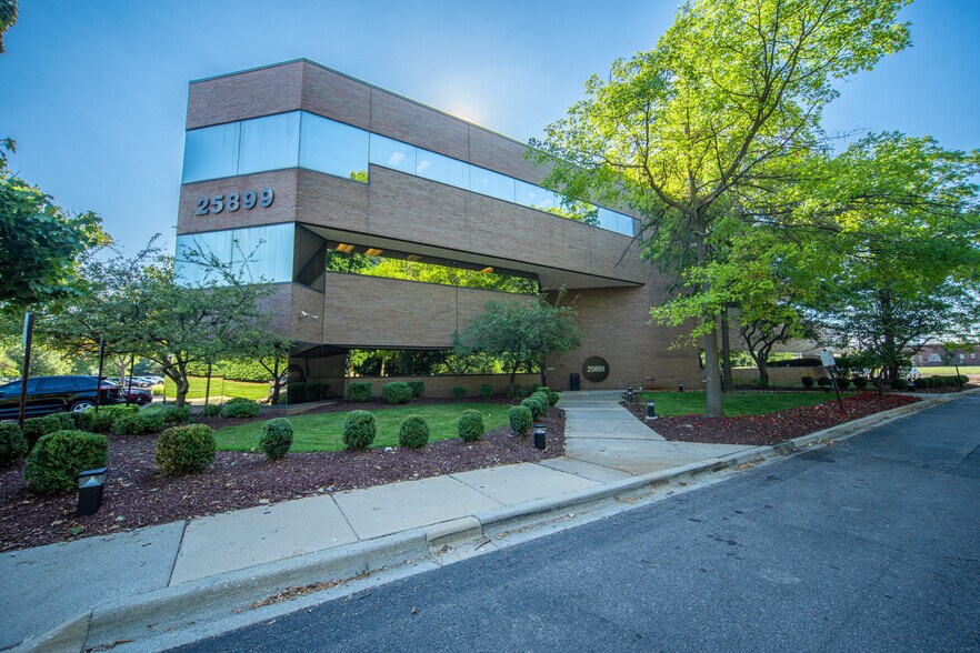 25899 W 12 Mile Rd, Southfield, MI à louer - Photo du bâtiment - Image 2 de 5
