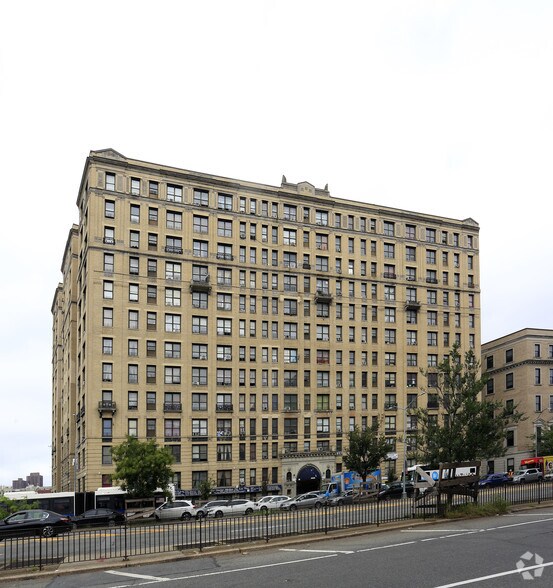 1749 Grand Concourse, Bronx, NY à louer - Photo du bâtiment - Image 1 de 9