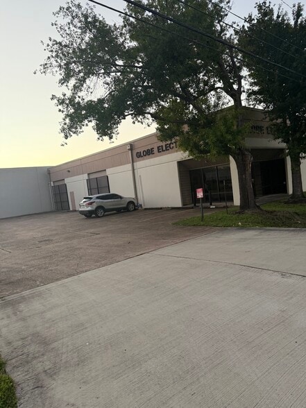 10902 Roark Rd, Houston, TX for lease - Building Photo - Image 2 of 9
