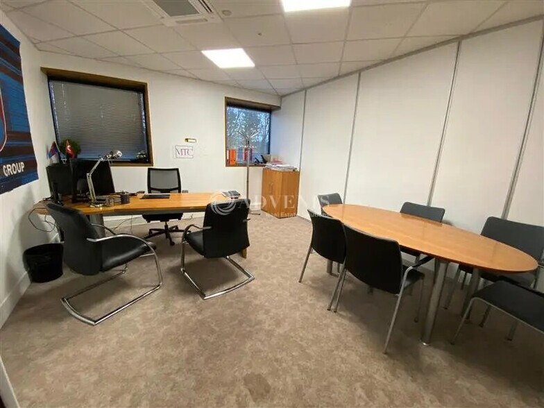 Office in Champs-sur-Marne for lease - Interior Photo - Image 3 of 8