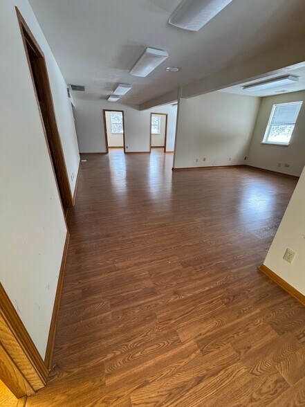 1606 Commerce Dr, Sun Prairie, WI à louer - Photo du bâtiment - Image 2 de 11