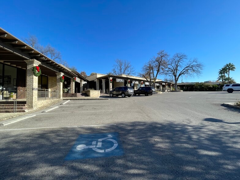 5800 Broadway St, San Antonio, TX for lease - Building Photo - Image 3 of 7