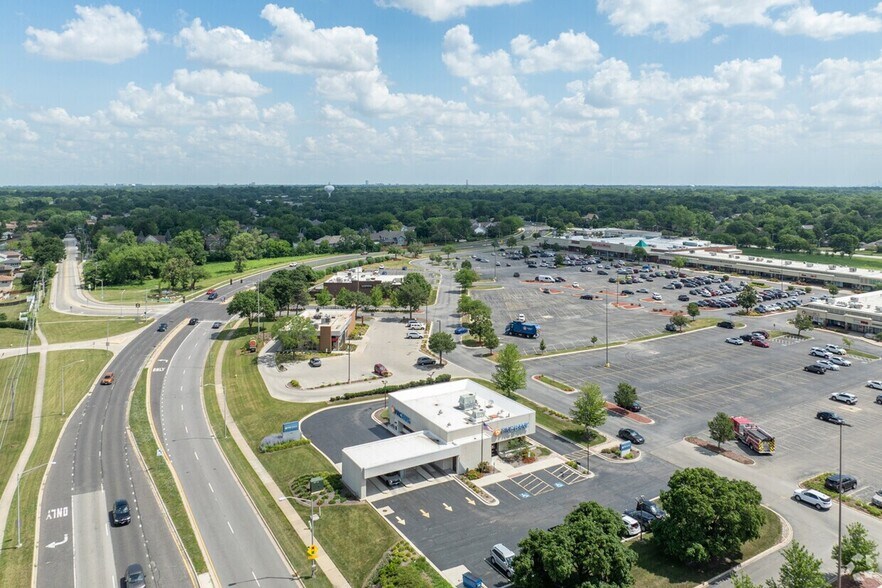 7351 Lemont Rd, Downers Grove, IL à vendre - Photo du bâtiment - Image 2 de 12