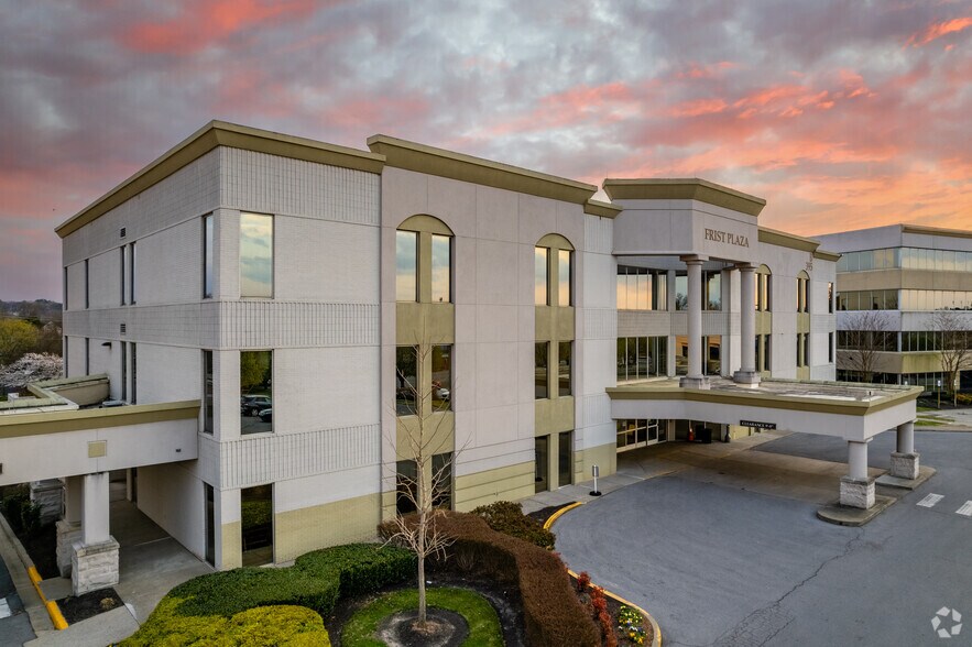 393 Wallace Rd, Nashville, TN à louer - Photo du bâtiment - Image 3 de 6