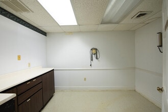 493 Main St, Warsaw, VA for sale Interior Photo- Image 2 of 30