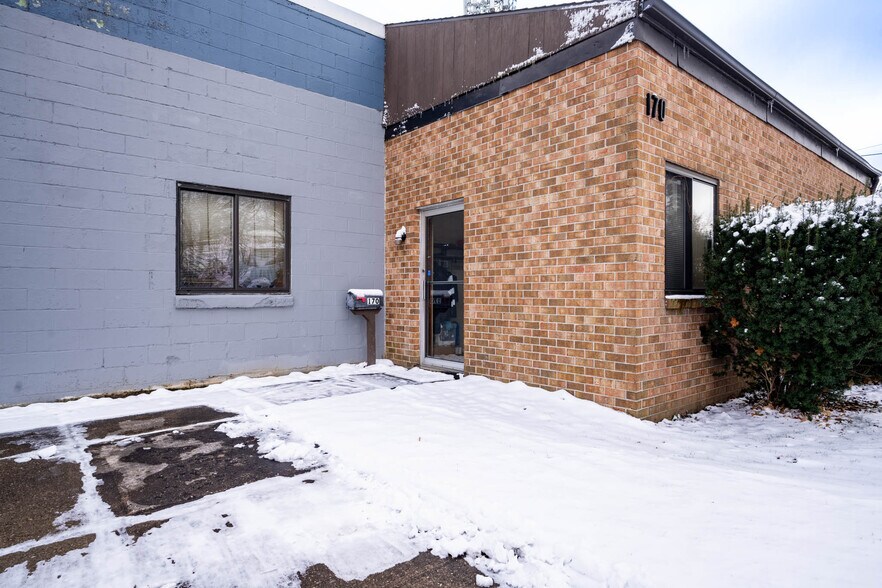 170 Bennington Dr, Rochester, NY à louer - Photo du bâtiment - Image 3 de 8