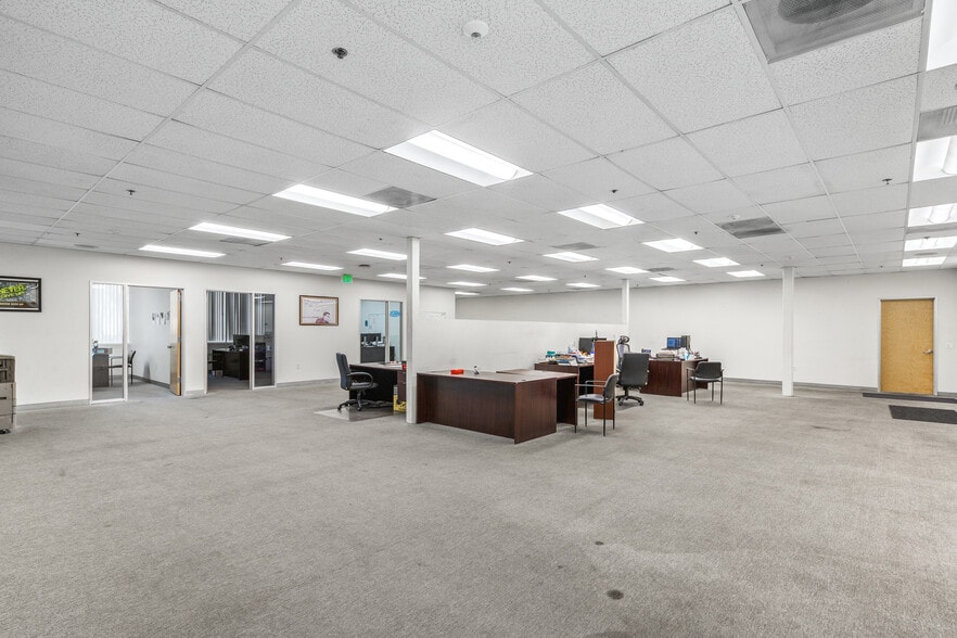 10509 Business Dr, Fontana, CA for lease - Interior Photo - Image 2 of 38