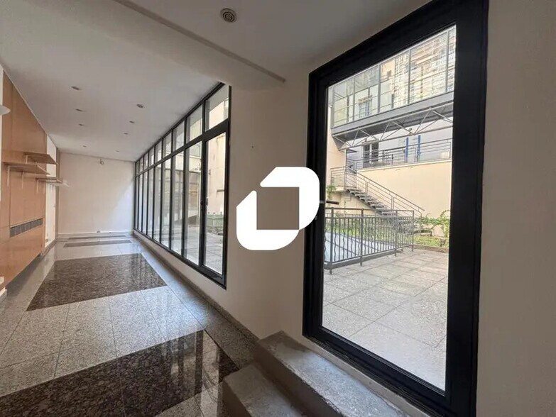 Office in Paris for sale - Building Photo - Image 2 of 16