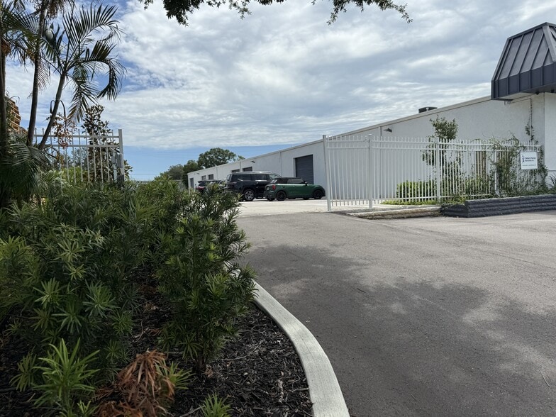 3120 N 46th Ave, Saint Petersburg, FL à louer - Photo du bâtiment - Image 3 de 5