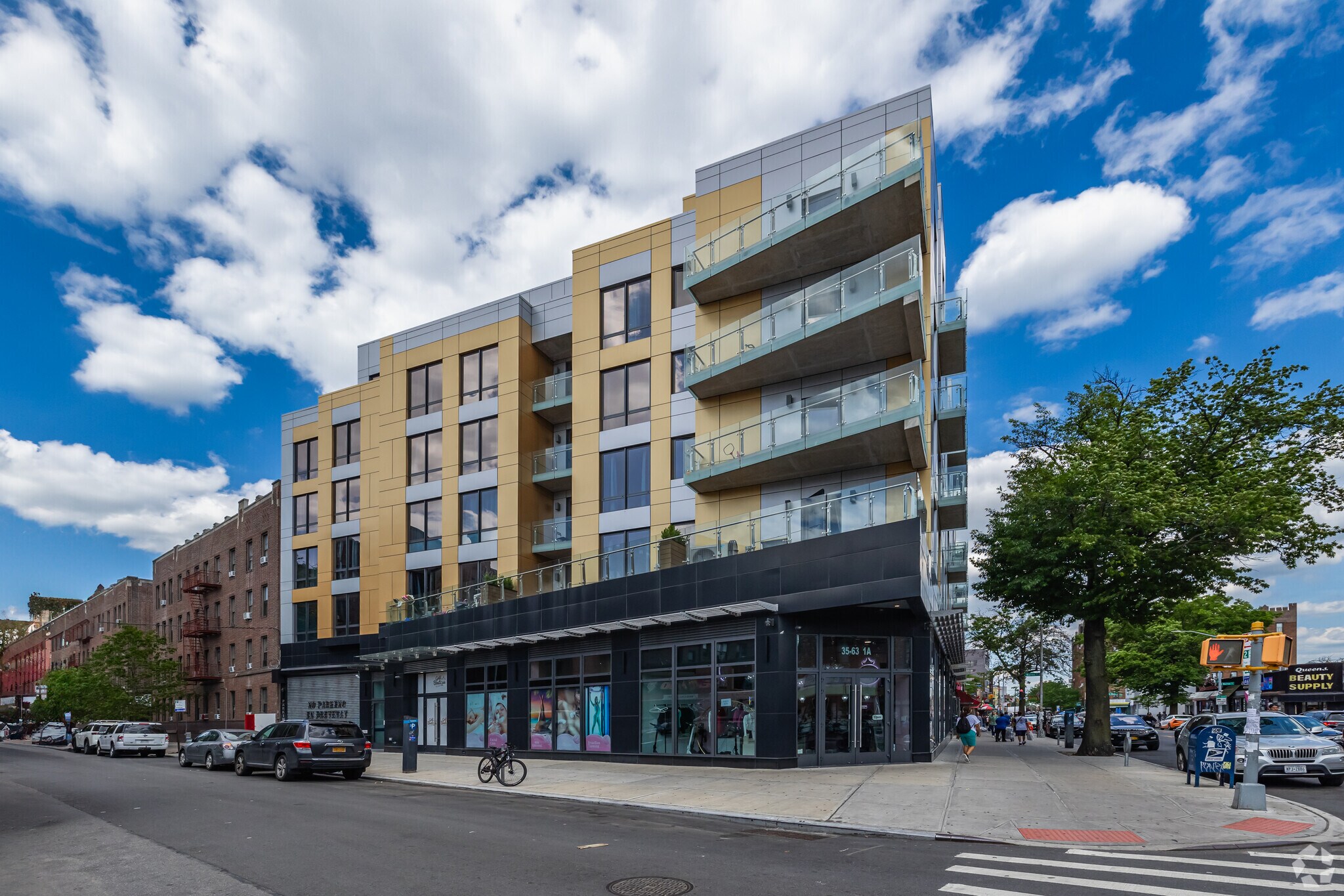 9501 37th Ave, Flushing, NY à louer Photo principale- Image 1 de 31