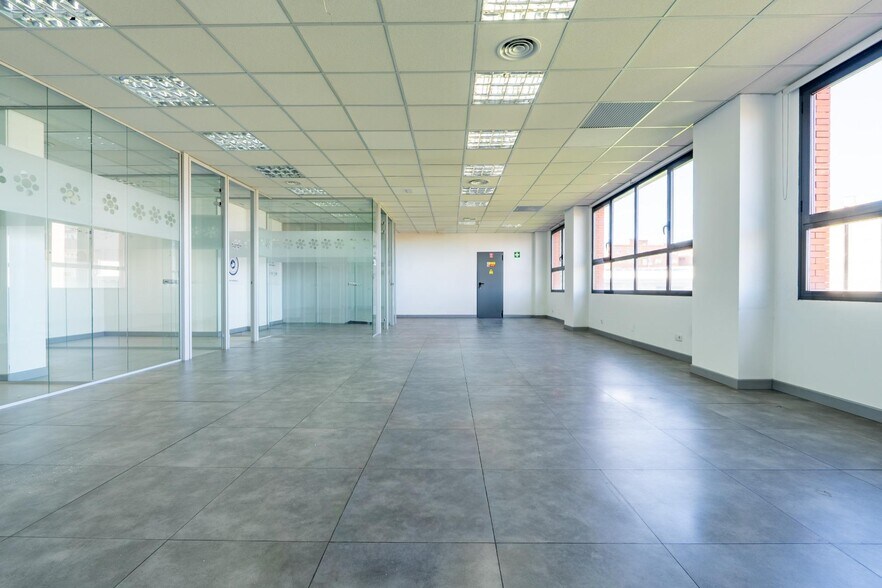 Office in Madrid, Madrid for sale - Interior Photo - Image 2 of 7