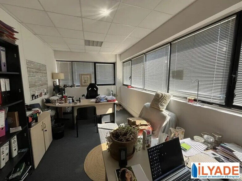 Zone Avon, Gardanne for lease - Interior Photo - Image 3 of 4