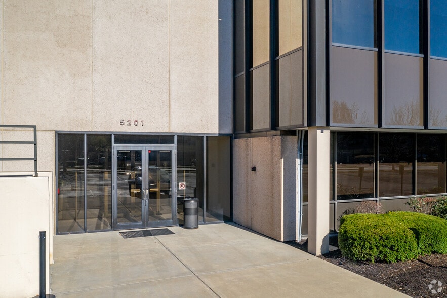 5201 Johnson Dr, Mission, KS for lease - Building Photo - Image 2 of 12