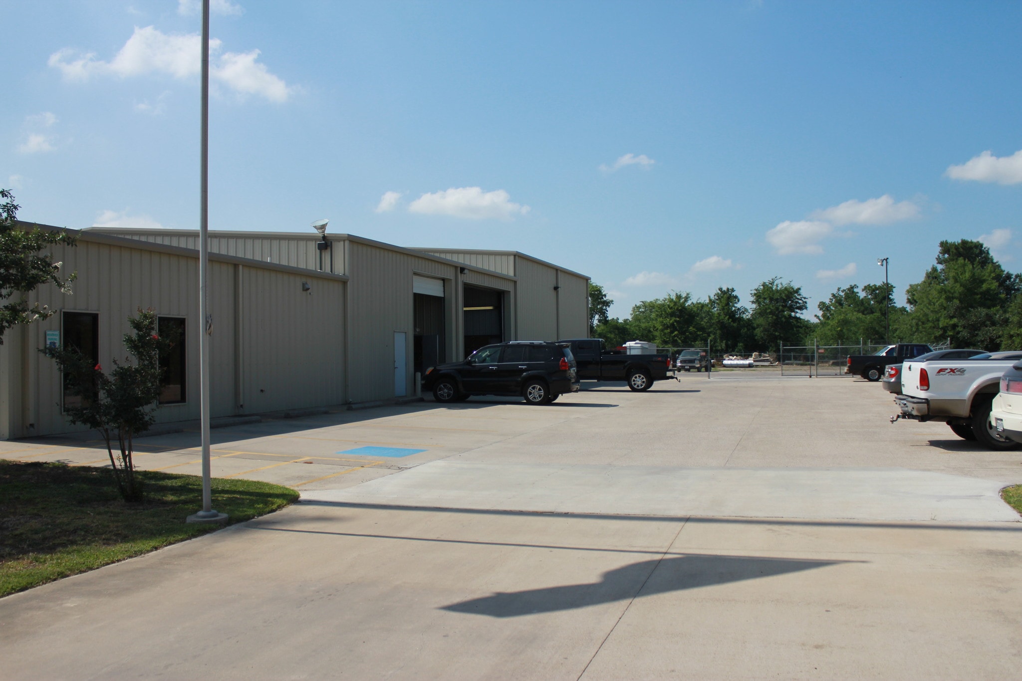 4355 W Cardinal Dr, Beaumont, TX for lease Primary Photo- Image 1 of 6