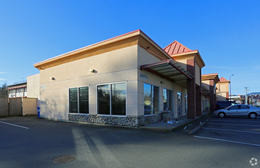 693 Hoffman Ave, Langford, BC for sale - Primary Photo - Image 1 of 1