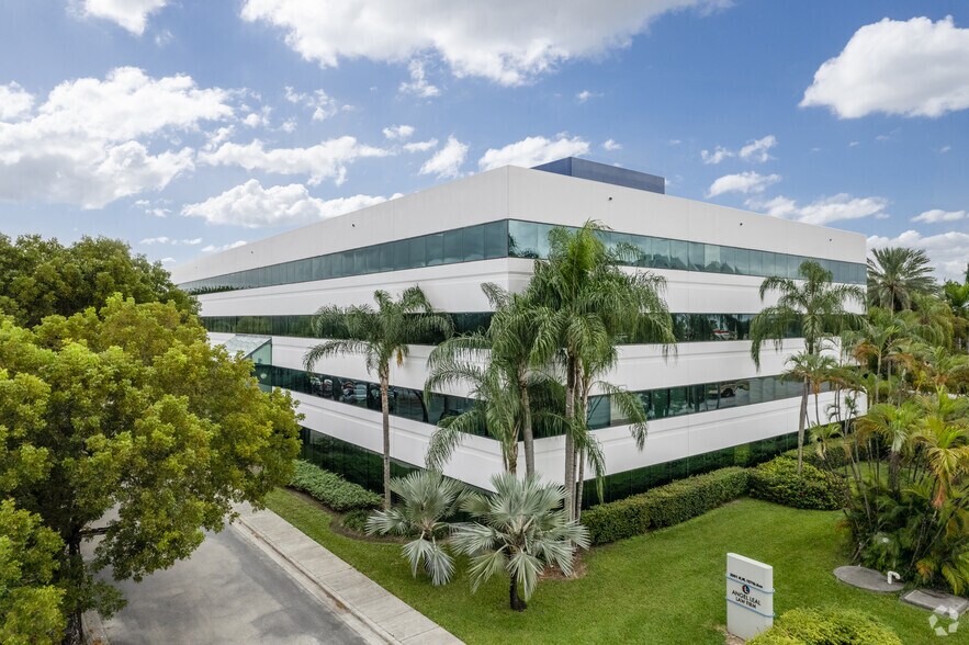 2001 NW 107th Ave, Miami, FL à louer - Photo du bâtiment - Image 1 de 3