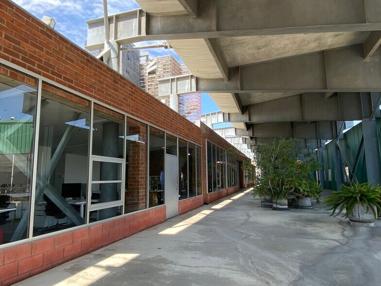 5760-5780 W Jefferson Blvd, Los Angeles, CA à louer - Photo du bâtiment - Image 2 de 9