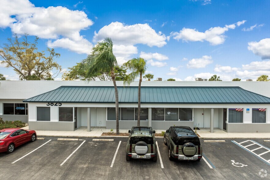 3825 Investment Ln, West Palm Beach, FL à louer - Photo du bâtiment - Image 3 de 9