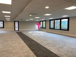 Office in Guyancourt for lease Building Photo- Image 2 of 4