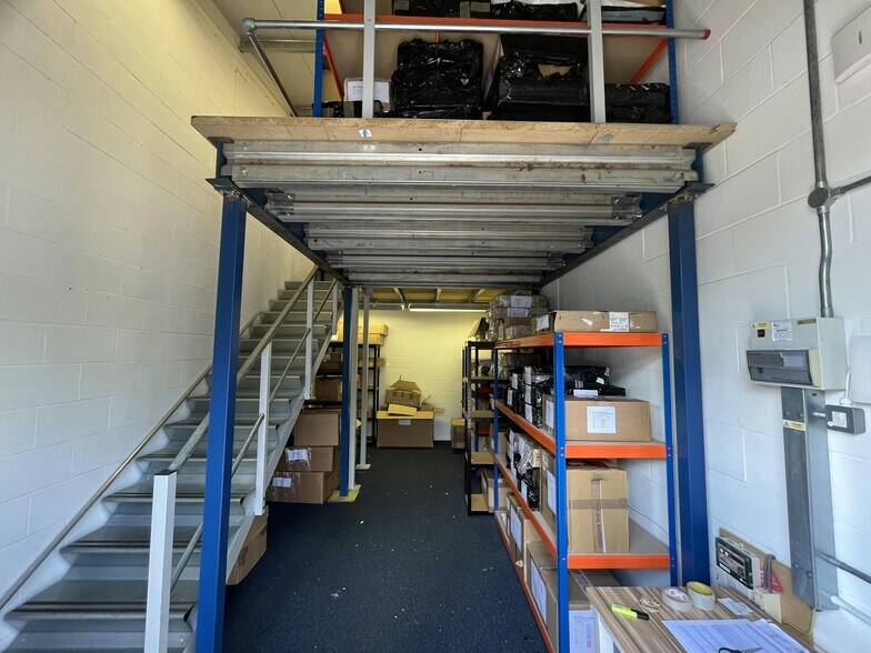 1 Smeaton Close, Aylesbury à vendre - Photo du bâtiment - Image 3 de 38