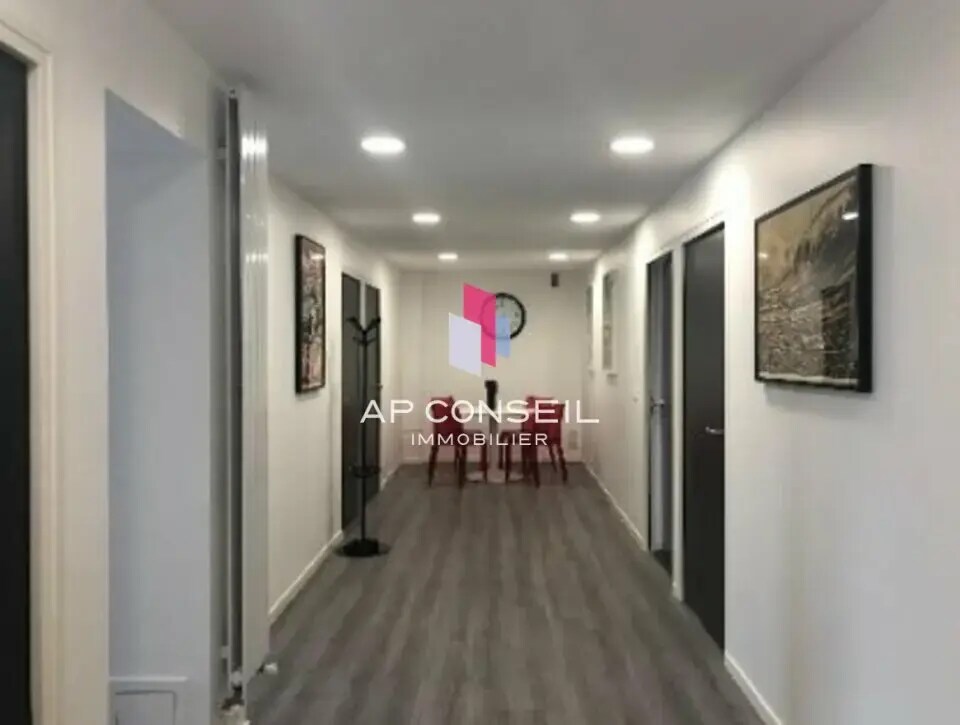 Office in Versailles for lease Interior Photo- Image 1 of 2