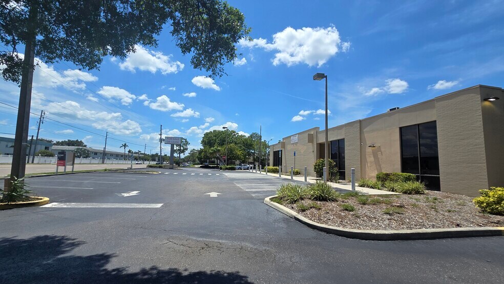 8181 54th Ave N, Saint Petersburg, FL à vendre - Photo du bâtiment - Image 2 de 9