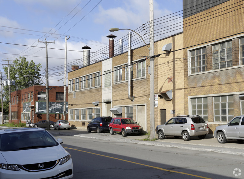 9735-9785 Rue Jeanne-Mance, Montréal, QC à vendre - Photo du bâtiment - Image 2 de 2