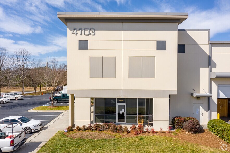 4103 Tench Rd, Suwanee, GA à louer - Photo du bâtiment - Image 3 de 5
