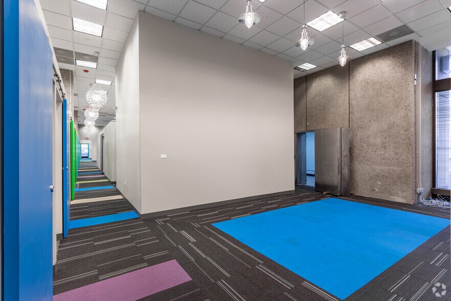 8001 Lincoln Ave, Skokie, IL à louer - Photo intérieure - Image 3 de 20