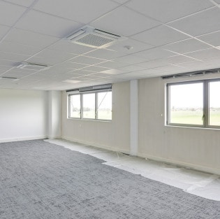 Industrial in Le Thillay for lease - Building Photo - Image 2 of 5