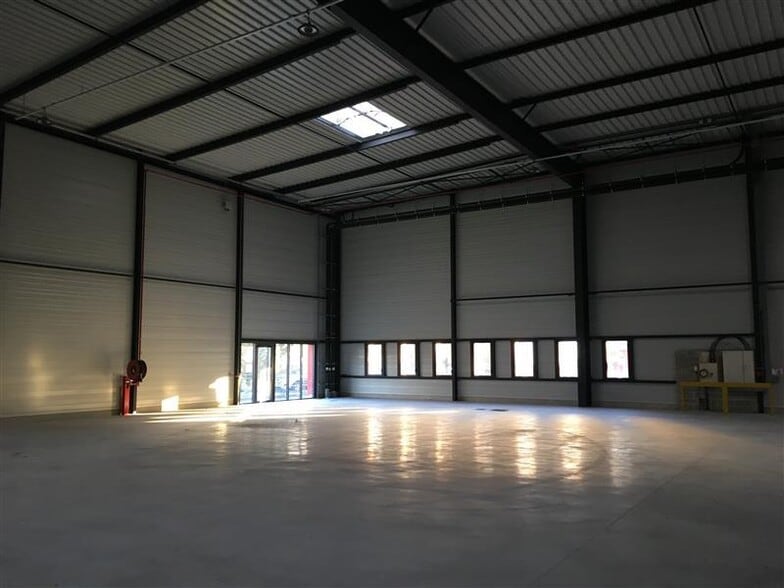 Industrial in Maurepas for lease - Interior Photo - Image 2 of 4